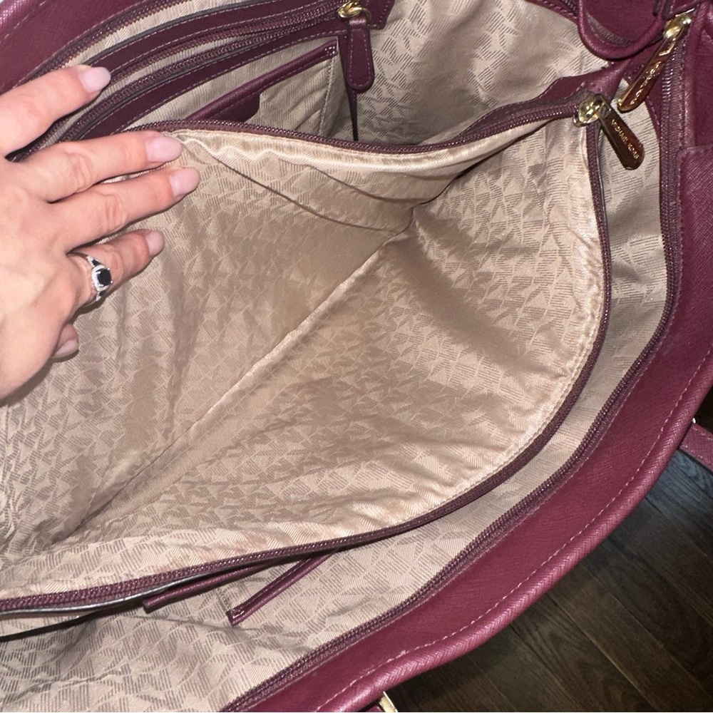 Michael Kors Jet Set Leather Computer Tote - Picture 5 of 12